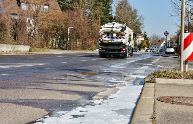Ungewöhnlicher Zwischenfall in Ludwigsburg-Hoheneck: Für rund 50 Minuten musste gestern die Bottwartalstraße gesperrt werden, nachdem aus einem Milchlaster schätzungsweise 10 000 bis 15 .000 Liter Rohmilch auf die Fahrbahn gelaufen waren. Ursache war mutmaßlich eine defekte Dichtung. Durch den regen Verkehr wurde die Milch schnell in beide Fahrtrichtungen verteilt. Mitarbeitende der Technischen Dienste der Stadt Ludwigsburg reinigten die Fahrbahn.  <span class='image-autor'>Foto: 7aktuell.de/ Lermer</span>