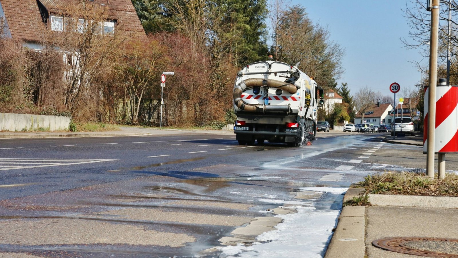 Ungewöhnlicher Zwischenfall in Ludwigsburg-Hoheneck: Für rund 50 Minuten musste gestern die Bottwartalstraße gesperrt werden, nachdem aus einem Milchlaster schätzungsweise 10 000 bis 15 .000 Liter Rohmilch auf die Fahrbahn gelaufen waren. Ursache war mutmaßlich eine defekte Dichtung. Durch den regen Verkehr wurde die Milch schnell in beide Fahrtrichtungen verteilt. Mitarbeitende der Technischen Dienste der Stadt Ludwigsburg reinigten die Fahrbahn. Foto: 7aktuell.de/ Lermer Ungewöhnlicher Zwischenfall in Ludwigsburg-Hoheneck: Für rund 50 Minuten musste gestern die Bottwartalstraße gesperrt werden, nachdem aus einem Milchlaster schätzungsweise 10 000 bis 15 .000 Liter Rohmilch auf die Fahrbahn gelaufen waren. Ursache war mutmaßlich eine defekte Dichtung. Durch den regen Verkehr wurde die Milch schnell in beide Fahrtrichtungen verteilt. Mitarbeitende der Technischen Dienste der Stadt Ludwigsburg reinigten die Fahrbahn. Foto: 7aktuell.de/ Lermer