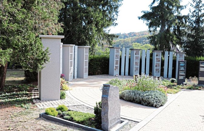 Hinter der bestehenden Urnengemeinschaftsanlage soll schon bald eine weitere viertelkreisförmige Stelen-Reihe platziert werden.  Fotos: Gergen