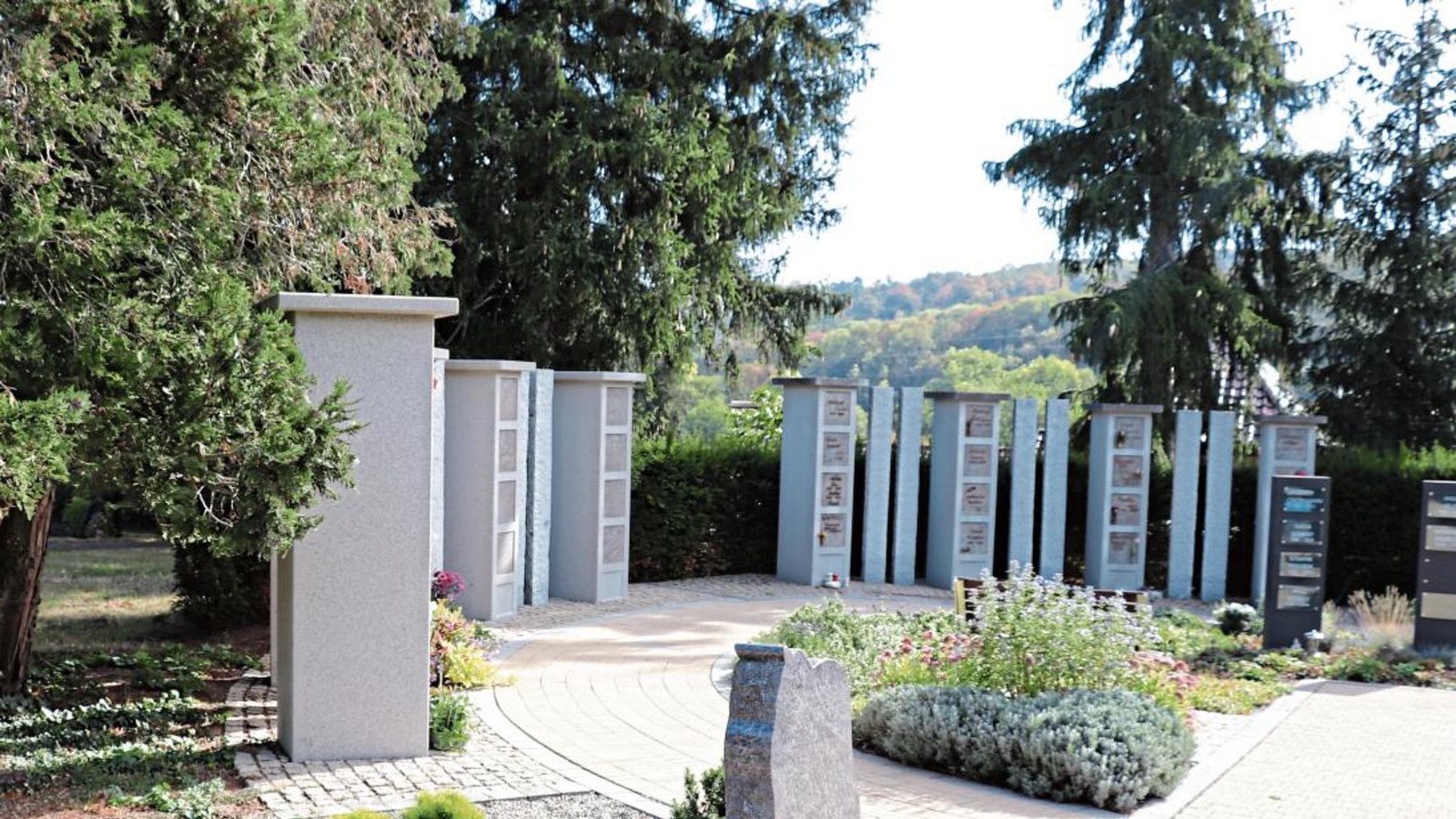 Hinter der bestehenden Urnengemeinschaftsanlage soll schon bald eine weitere viertelkreisförmige Stelen-Reihe platziert werden.  Fotos: Gergen