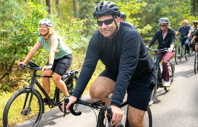 SPD-Chef Lars Klingbeil fährt in seiner Freizeit gerne Fahrrad (Archivbild).<span class='image-autor'>Sina Schuldt/dpa</span>
