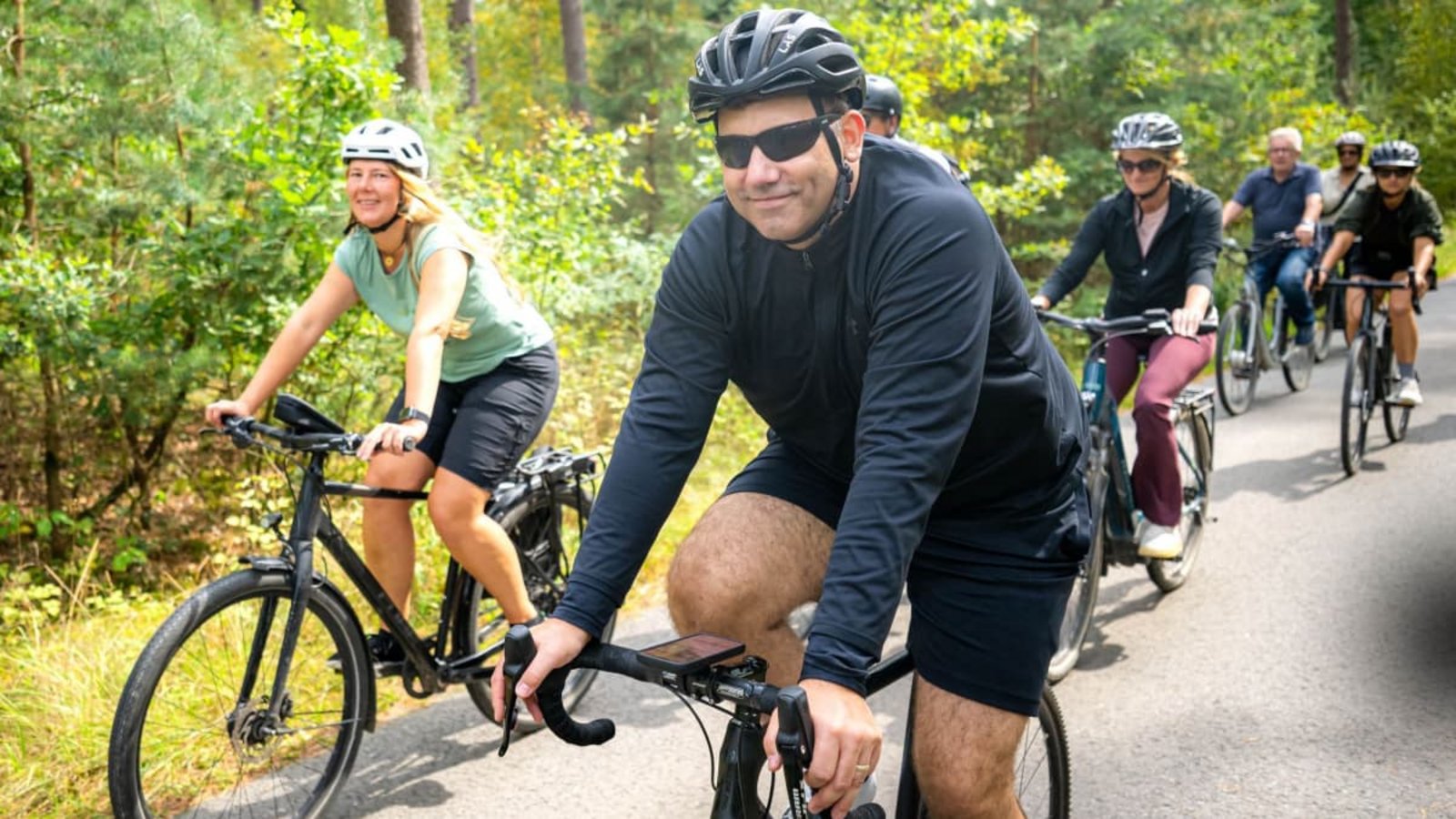 SPD-Chef Lars Klingbeil fährt in seiner Freizeit gerne Fahrrad (Archivbild).Sina Schuldt/dpa