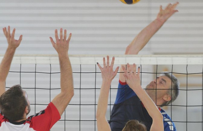Andreas Gabriel (am Schlag) und die Volleyballer des VfB haben immer in der Eberdinger Sporthalle gespielt. Jetzt müssen sie sich an die Halle in Hochdorf gewöhnen. <span class='image-autor'>Foto: Nachreiner</span>