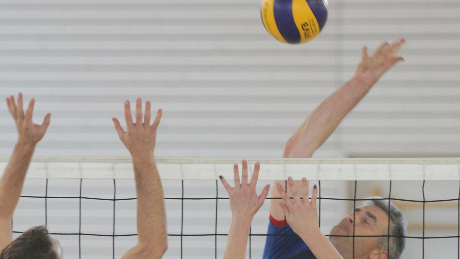 Andreas Gabriel (am Schlag) und die Volleyballer des VfB haben immer in der Eberdinger Sporthalle gespielt. Jetzt müssen sie sich an die Halle in Hochdorf gewöhnen. Foto: Nachreiner