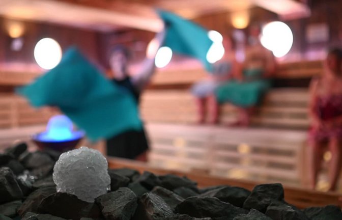 Sich in der Sauna so richtig entspannen – das ist praktisch unmöglich, wenn man ständig befürchten muss, nackt gefilmt zu werden, ohne dass der Täter zur Rechenschaft gezogen wird. Deshalb fordern auch Saunabetreiber mittlerweile klare strafrechtliche Regelungen.<span class='image-autor'>Lars Penning/dpa</span>