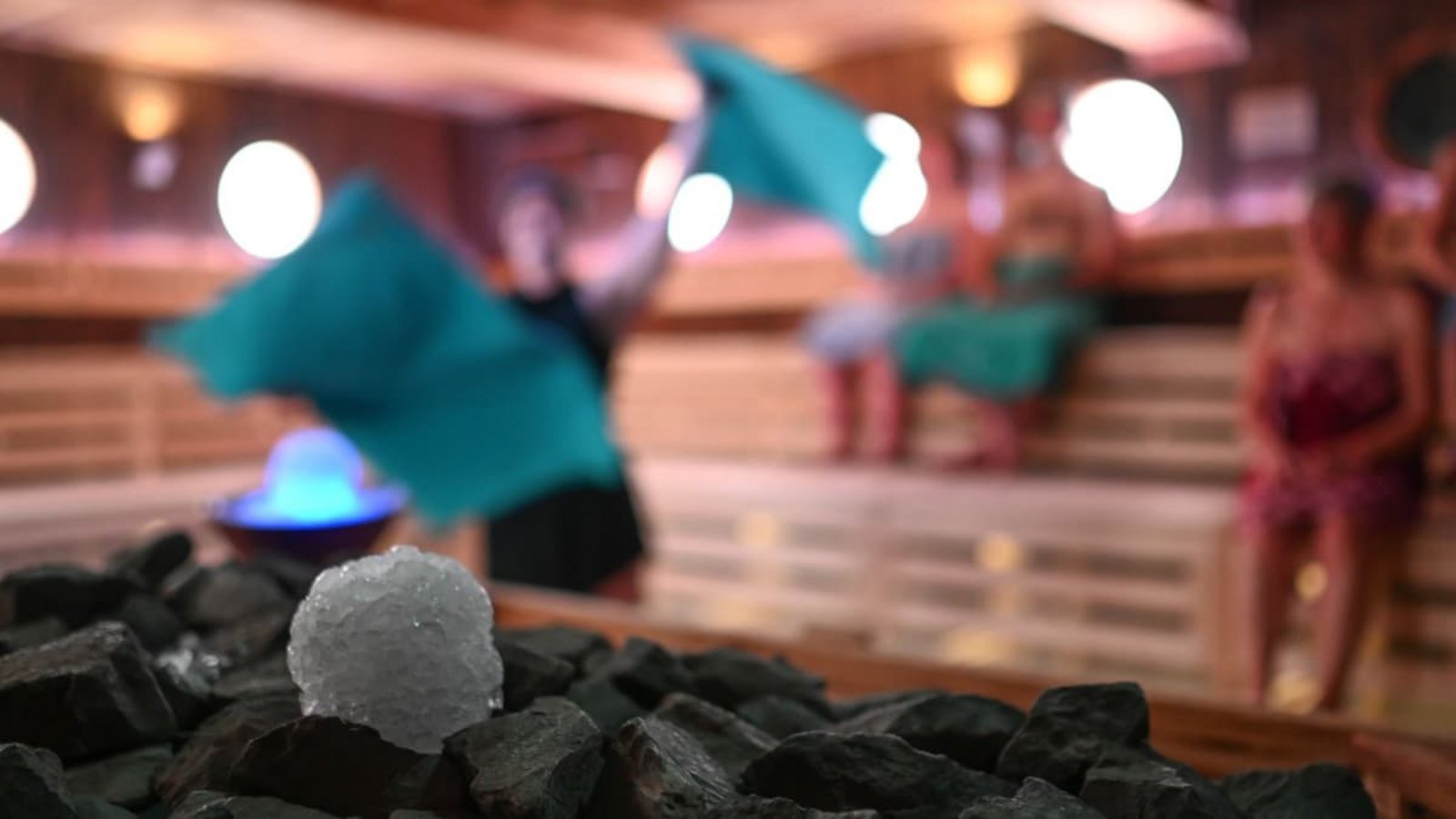 Sich in der Sauna so richtig entspannen – das ist praktisch unmöglich, wenn man ständig befürchten muss, nackt gefilmt zu werden, ohne dass der Täter zur Rechenschaft gezogen wird. Deshalb fordern auch Saunabetreiber mittlerweile klare strafrechtliche Regelungen.Lars Penning/dpa Sich in der Sauna so richtig entspannen – das ist praktisch unmöglich, wenn man ständig befürchten muss, nackt gefilmt zu werden, ohne dass der Täter zur Rechenschaft gezogen wird. Deshalb fordern auch Saunabetreiber mittlerweile klare strafrechtliche Regelungen.Lars Penning/dpa