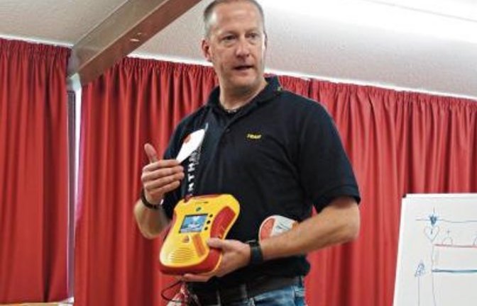 Frank van Dornick erklärte die Funktionsweise des Defibrillators.  Foto: Lorch