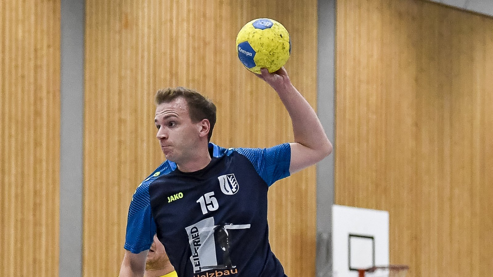 Aaron Stark (rechts) vom CVJM Enzweihingen ist nicht zu halten und fliegt dem Torerfolg förmlich entgegen.  Foto: Leitner