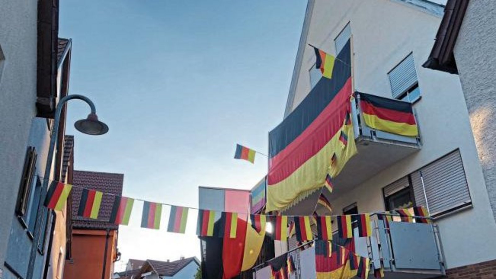 Sollte die deutsche Mannschaft heute bei der Fußball-Weltmeisterschaft in Russland gegen Schweden verlieren, dann liege das gewiss nicht an der mangelnden Unterstützung der Fangemeinde in der Enzweihinger Schafgasse, findet unsere Leserin Ingrid Weißinger Sollte die deutsche Mannschaft heute bei der Fußball-Weltmeisterschaft in Russland gegen Schweden verlieren, dann liege das gewiss nicht an der mangelnden Unterstützung der Fangemeinde in der Enzweihinger Schafgasse, findet unsere Leserin Ingrid Weißinger