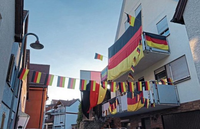 Sollte die deutsche Mannschaft heute bei der Fußball-Weltmeisterschaft in Russland gegen Schweden verlieren, dann liege das gewiss nicht an der mangelnden Unterstützung der Fangemeinde in der Enzweihinger Schafgasse, findet unsere Leserin Ingrid Weißinger
