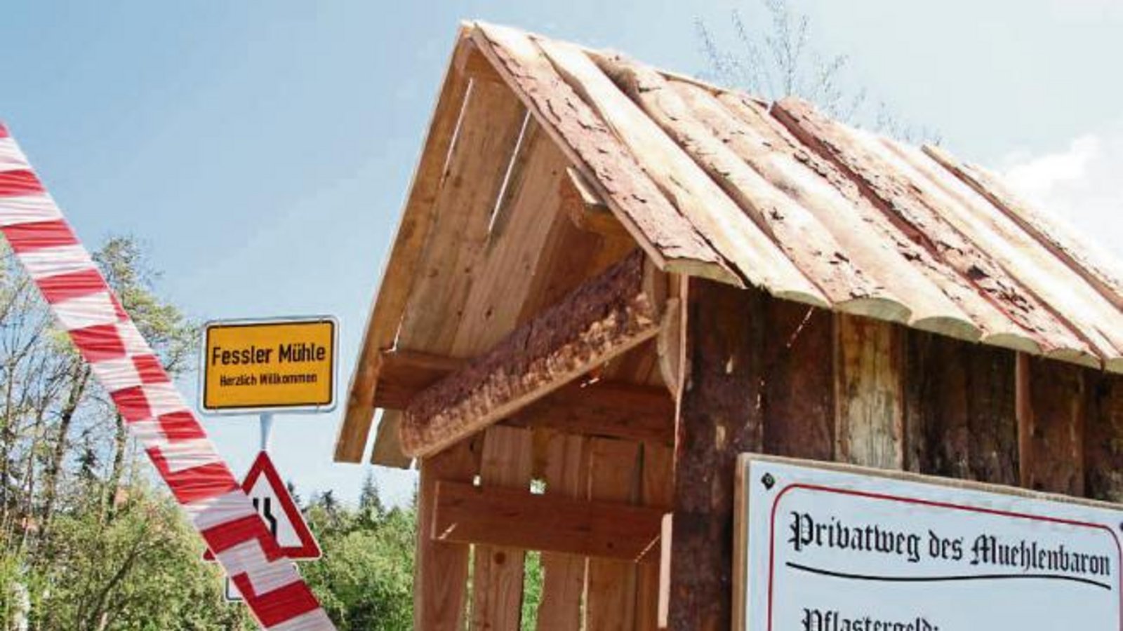 An der Zufahrt zur Fessler Mühle in Sersheim haben Scherzbolde in der Nacht zum 1. Mai eine Mautstelle samt Schlagbaum aufgebaut. Wer den „Privatweg des Mühlenbaron“ nutzen möchte, muss laut Tafel zahlen: Kühe einen Kreuzer, Ochsen drei Kreuzer, Fuhrwerke fünf Kreuzer und Leibesertüchtiger 15 Kreuzer. Foto: Banholzer An der Zufahrt zur Fessler Mühle in Sersheim haben Scherzbolde in der Nacht zum 1. Mai eine Mautstelle samt Schlagbaum aufgebaut. Wer den „Privatweg des Mühlenbaron“ nutzen möchte, muss laut Tafel zahlen: Kühe einen Kreuzer, Ochsen drei Kreuzer, Fuhrwerke fünf Kreuzer und Leibesertüchtiger 15 Kreuzer. Foto: Banholzer