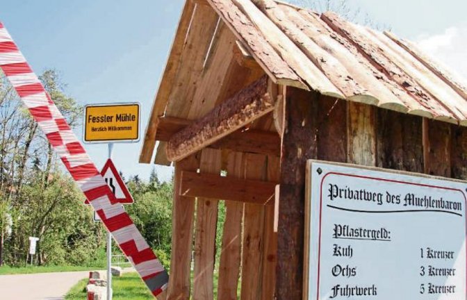 An der Zufahrt zur Fessler Mühle in Sersheim haben Scherzbolde in der Nacht zum 1. Mai eine Mautstelle samt Schlagbaum aufgebaut. Wer den „Privatweg des Mühlenbaron“ nutzen möchte, muss laut Tafel zahlen: Kühe einen Kreuzer, Ochsen drei Kreuzer, Fuhrwerke fünf Kreuzer und Leibesertüchtiger 15 Kreuzer.  Foto: Banholzer