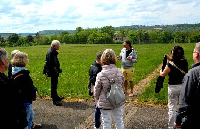 Steffen Ritter zeigt den Besuchern das Gelände, auf dem die Siedlung entstehen soll.  <span class='image-autor'>Foto: p</span>