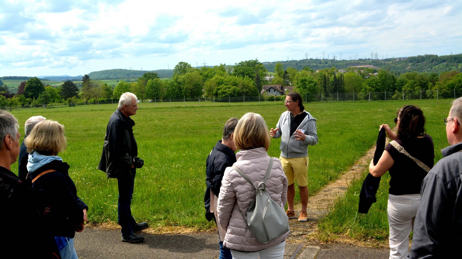 Steffen Ritter zeigt den Besuchern das Gelände, auf dem die Siedlung entstehen soll. Foto: p Steffen Ritter zeigt den Besuchern das Gelände, auf dem die Siedlung entstehen soll. Foto: p