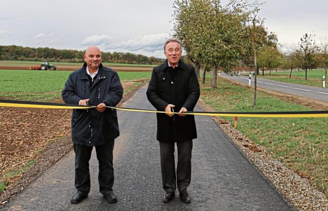Bürgermeister Jürgen Scholz (links) und Landrat Dr. Rainer Haas haben sichtlich Freude an der symbolischen Eröffnung des Radwegs.