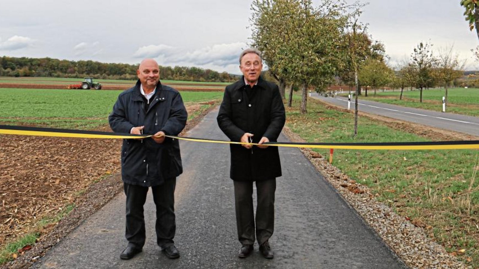 Bürgermeister Jürgen Scholz (links) und Landrat Dr. Rainer Haas haben sichtlich Freude an der symbolischen Eröffnung des Radwegs.