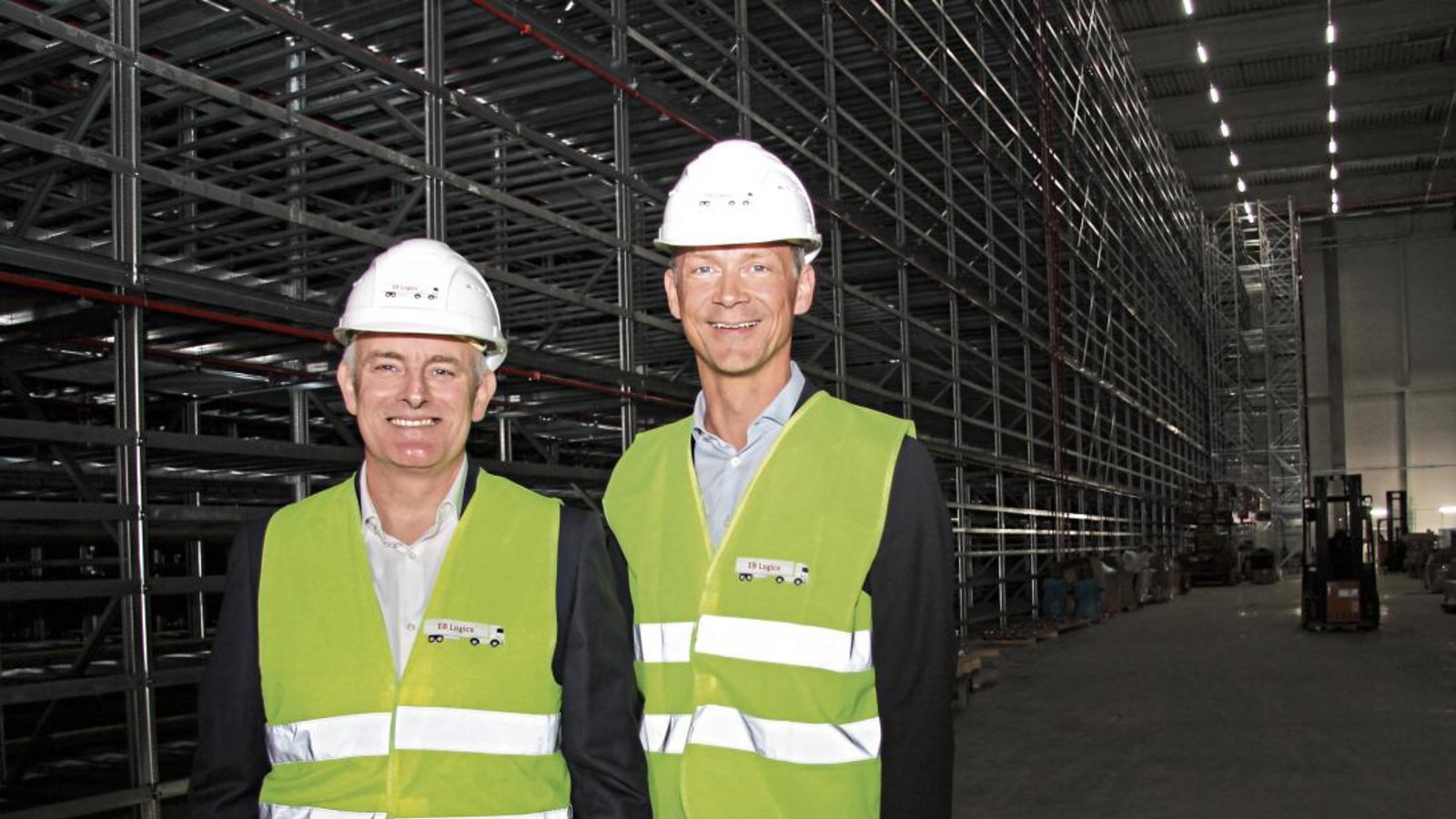 Projektleiter Oliver Peters (links) und CEO Holger Blecker präsentieren das vollautomatisierte Hochregallager. Foto: Banholzer Projektleiter Oliver Peters (links) und CEO Holger Blecker präsentieren das vollautomatisierte Hochregallager. Foto: Banholzer
