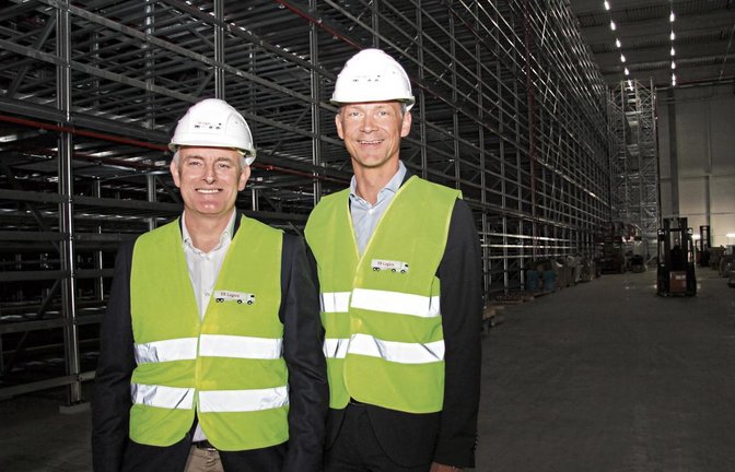 Projektleiter Oliver Peters (links) und CEO Holger Blecker präsentieren das vollautomatisierte Hochregallager.  Foto: Banholzer