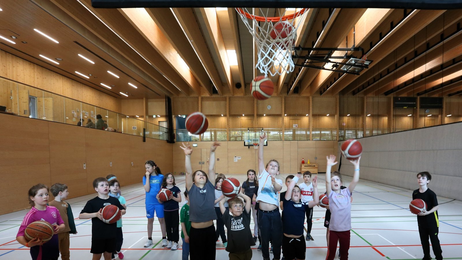 Wer trifft den Korb? Am Mittwoch steht unter anderem Basketball auf dem Programm. Fotos: Küppers Wer trifft den Korb? Am Mittwoch steht unter anderem Basketball auf dem Programm. Fotos: Küppers