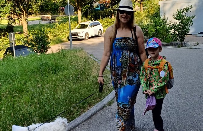 Gut behütet starten Mama Manuela und Töchterchen Julie in den heißen Tag. Hundchen Walter trägt seinen Schutzkragen – krankheitsbedingt.  <span class='image-autor'>Foto: Rücker</span>