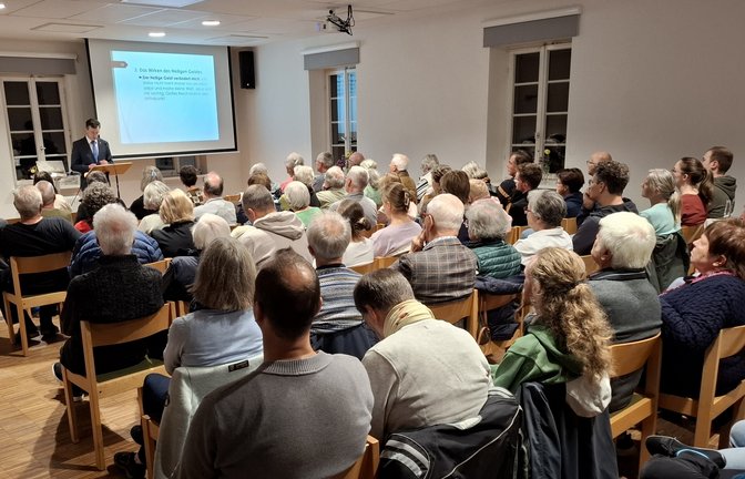 Alle Gaben nützen nichts, wenn sie nicht in Liebe geschehen: Dekan Johannes Zimmermann beim Vortrag im evangelischen Gemeindehaus Eberdingen.  <span class='image-autor'>Foto: p</span>