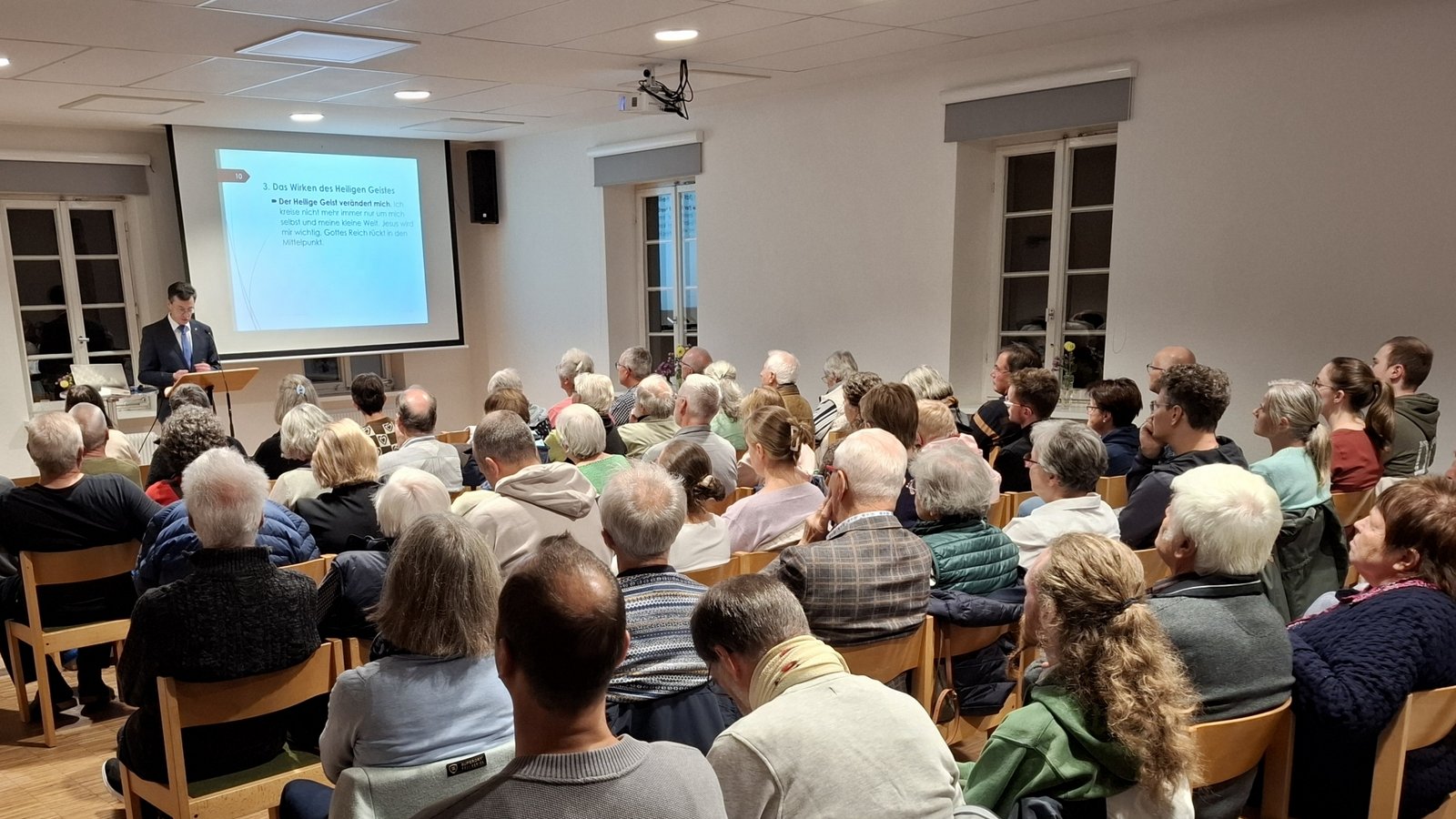 Alle Gaben nützen nichts, wenn sie nicht in Liebe geschehen: Dekan Johannes Zimmermann beim Vortrag im evangelischen Gemeindehaus Eberdingen.  Foto: p