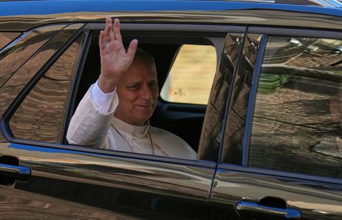 Papst Leo XIV. verlässt den Vatikan und begibt sich in die Poliklinik „Agostino Gemelli“ in Rom, wo er einer Operation zur Entfernung eines Lungenknotens unterzogen wurde.<span class='image-autor'>Andrew Medichini/AP/dpa</span>