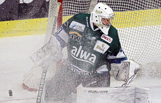 Goalie Leon Doubrawa war bei seinem DEL-2-Startdebüt gegen die Eispiraten Crimmitschau ein sicherer Rückhalt für die Bietigheim Steelers. Foto: Baumann