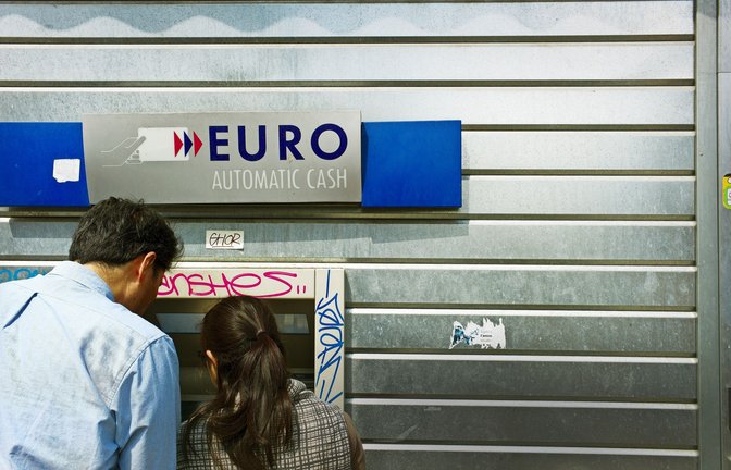Wer im Ausland Geld abhebt, sollte immer die Gebühren der Automaten vergleichen.<span class='image-autor'>Foto: imago/Lluís Real</span>