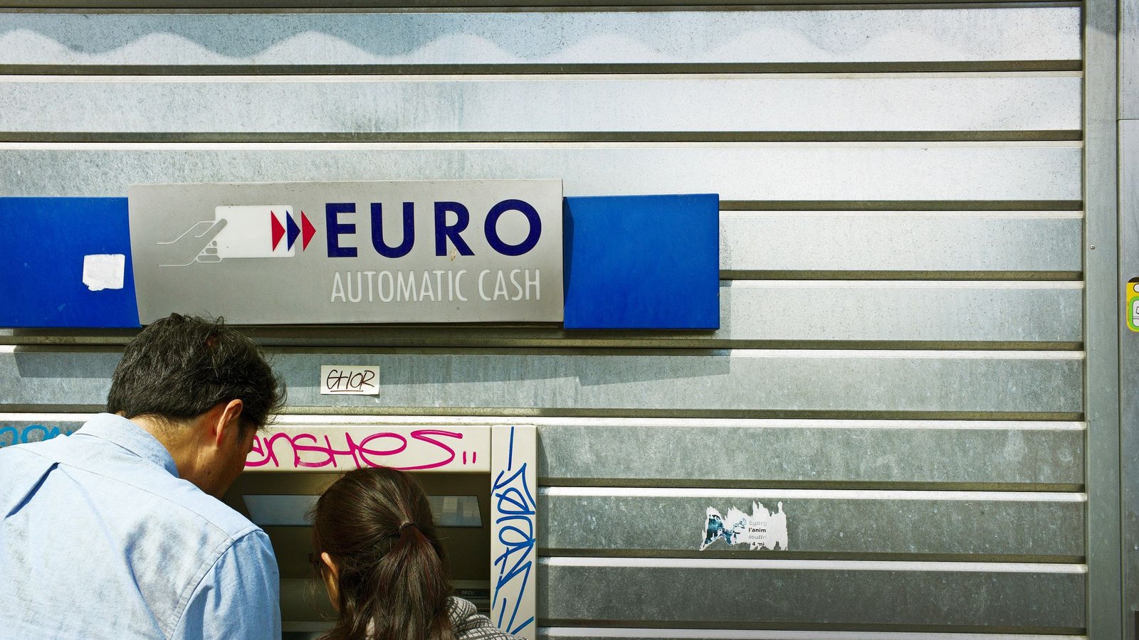 Wer im Ausland Geld abhebt, sollte immer die Gebühren der Automaten vergleichen.Foto: imago/Lluís Real