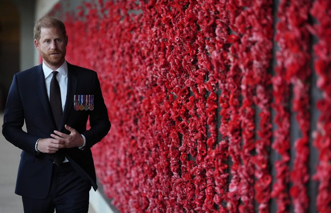 Prinz Harry, Herzog von Sussex, besichtigt am zweiten Tag der königlichen Australienreise die Wall of Remembrance am Australian War Memorial.<span class='image-autor'>Foto: picture alliance/dpa/PA Wire | Jonathan Brady</span>