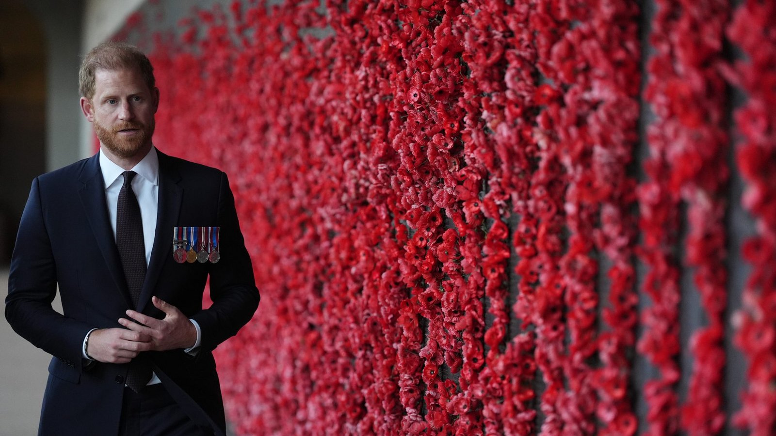 Prinz Harry, Herzog von Sussex, besichtigt am zweiten Tag der königlichen Australienreise die Wall of Remembrance am Australian War Memorial.Foto: picture alliance/dpa/PA Wire | Jonathan Brady