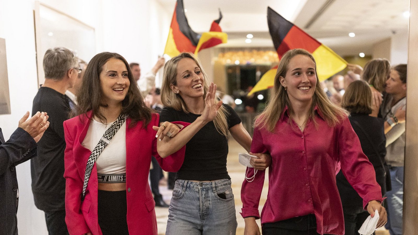 Den ersten Schock bereits verdaut: die deutschen Fußballerinnen Sara Däbritz, Kathrin Hendrich und Sydney Lohmann (von links)Foto: dpa/DFB