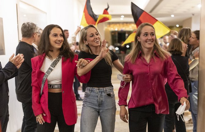 Den ersten Schock bereits verdaut: die deutschen Fußballerinnen Sara Däbritz, Kathrin Hendrich und Sydney Lohmann (von links)<span class='image-autor'>Foto: dpa/DFB</span>