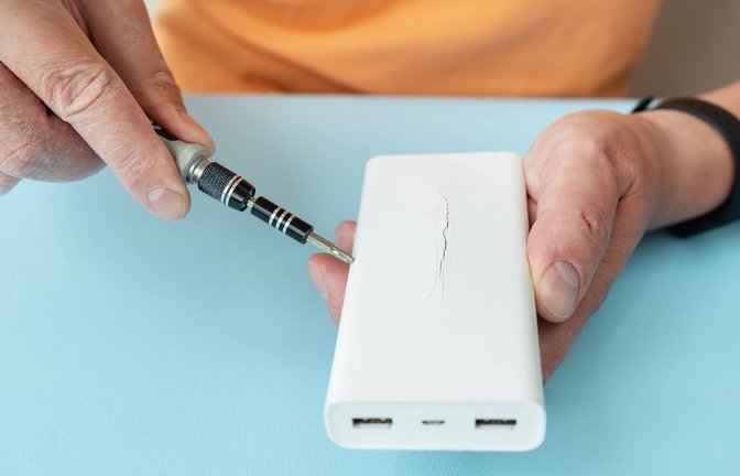 Der Akku dieser  Powerbank ist angeschwollen – sie ist kaputt. (Symbolbild)<span class='image-autor'>Foto: IMAGO/Zoonar/IMAGO/Zoonar.com/Sergiy Artsaba</span>