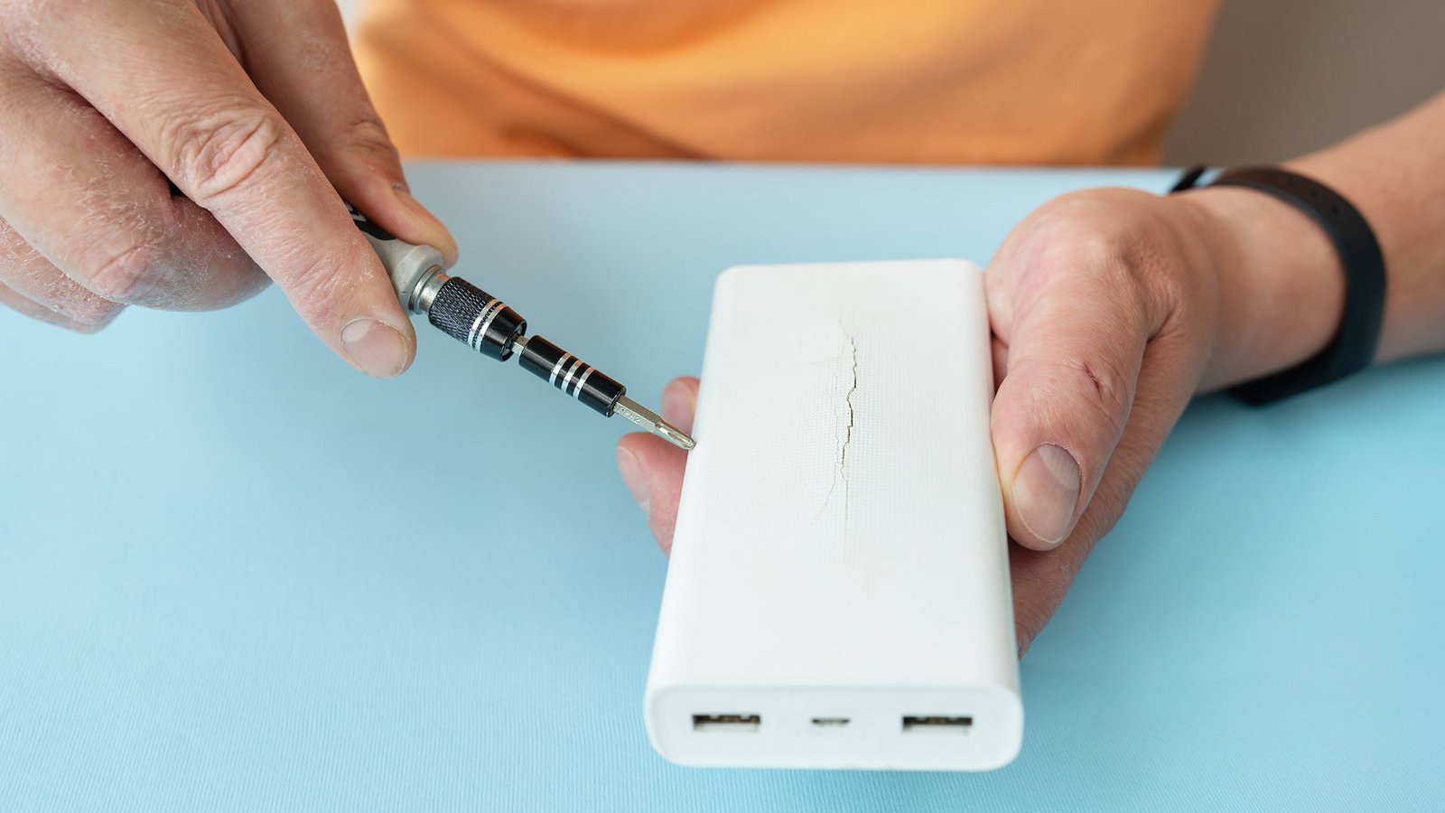 Der Akku dieser Powerbank ist angeschwollen – sie ist kaputt. (Symbolbild)Foto: IMAGO/Zoonar/IMAGO/Zoonar.com/Sergiy Artsaba Der Akku dieser Powerbank ist angeschwollen – sie ist kaputt. (Symbolbild)Foto: IMAGO/Zoonar/IMAGO/Zoonar.com/Sergiy Artsaba