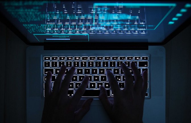 Der Staat darf mitlesen, was in privaten Chats ausgetauscht wird – aber nur, wenn es um die Verfolgung besonders schwerer Straftaten geht.<span class='image-autor'>Foto: Silas Stein/dpa</span>