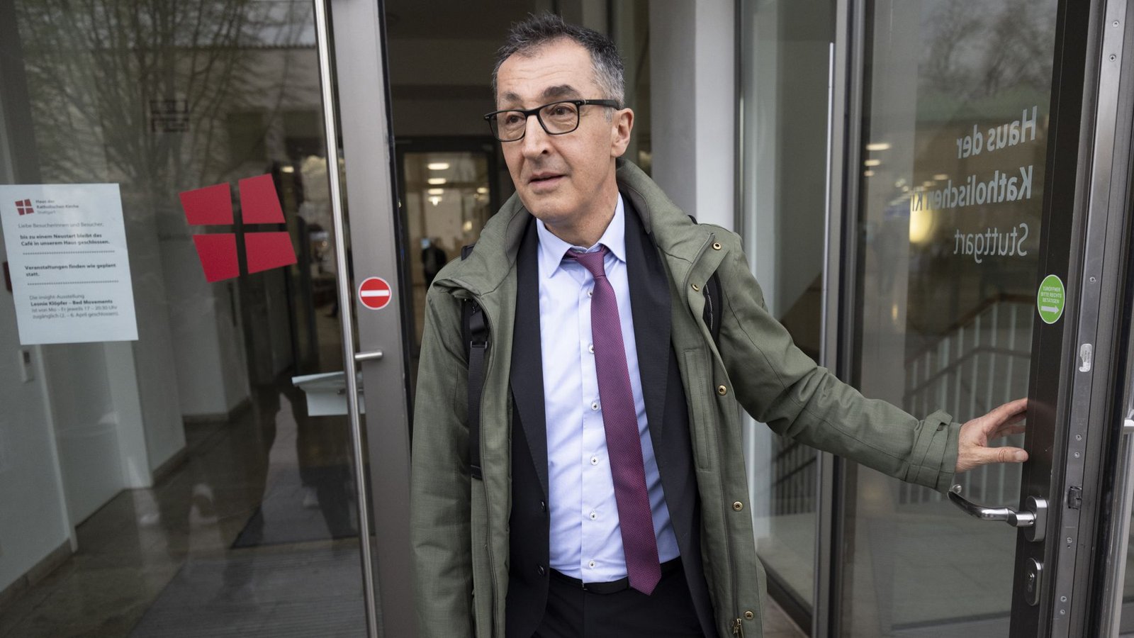Cem Özdemir (Bündnis 90/Die Grünen), Spitzenkandidat der Grünen in Baden-Württemberg, geht aus dem Haus der katholischen Kirche. (Archivbild)Foto: Marijan Murat/dpa/Marijan Murat