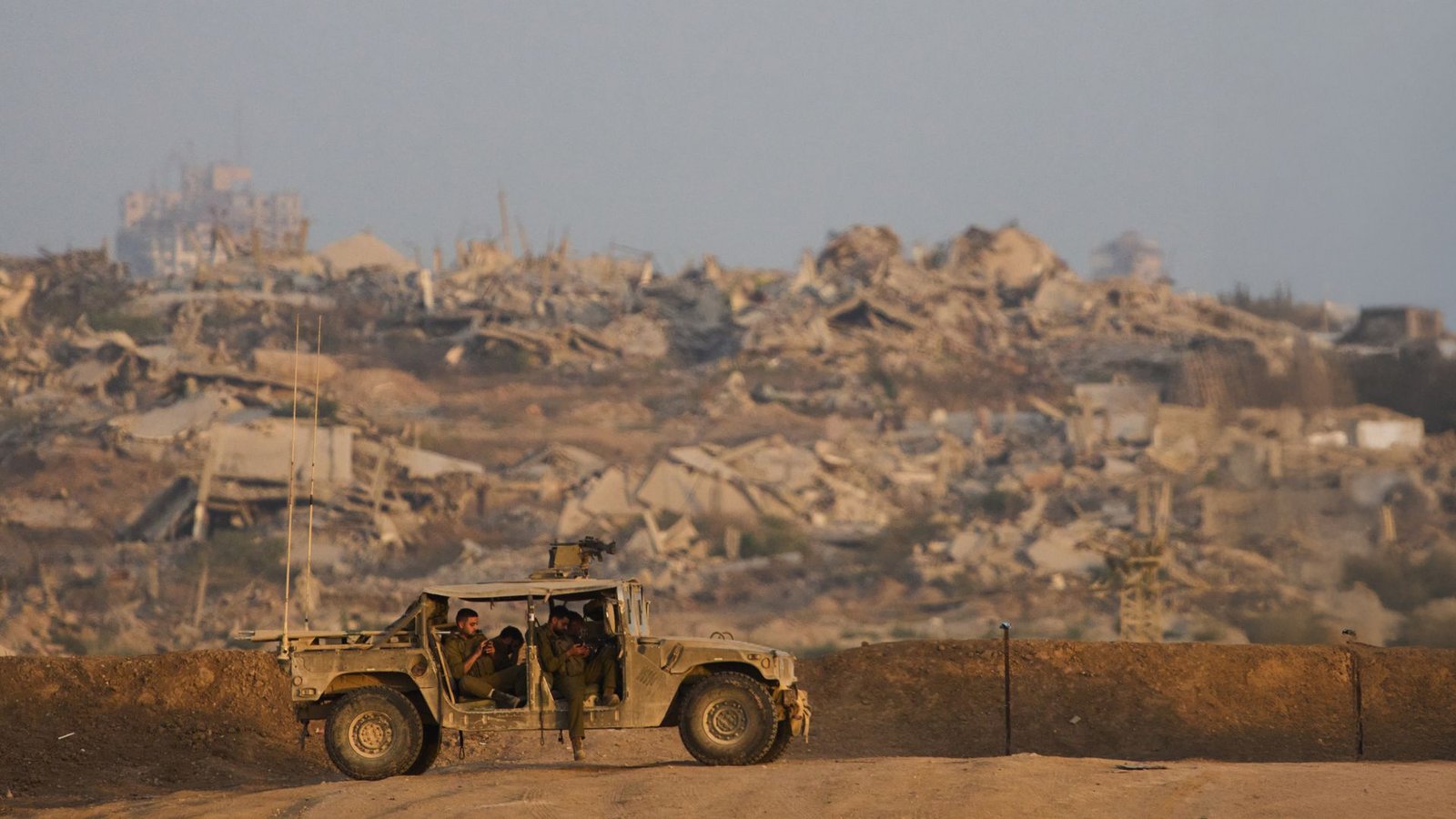 Nach Angaben der israelischen Armee ist das Waffenruheabkommen um 12 Uhr Ortszeit in Kraft getreten. (Archivbild)Foto: Ariel Schalit/AP/dpa