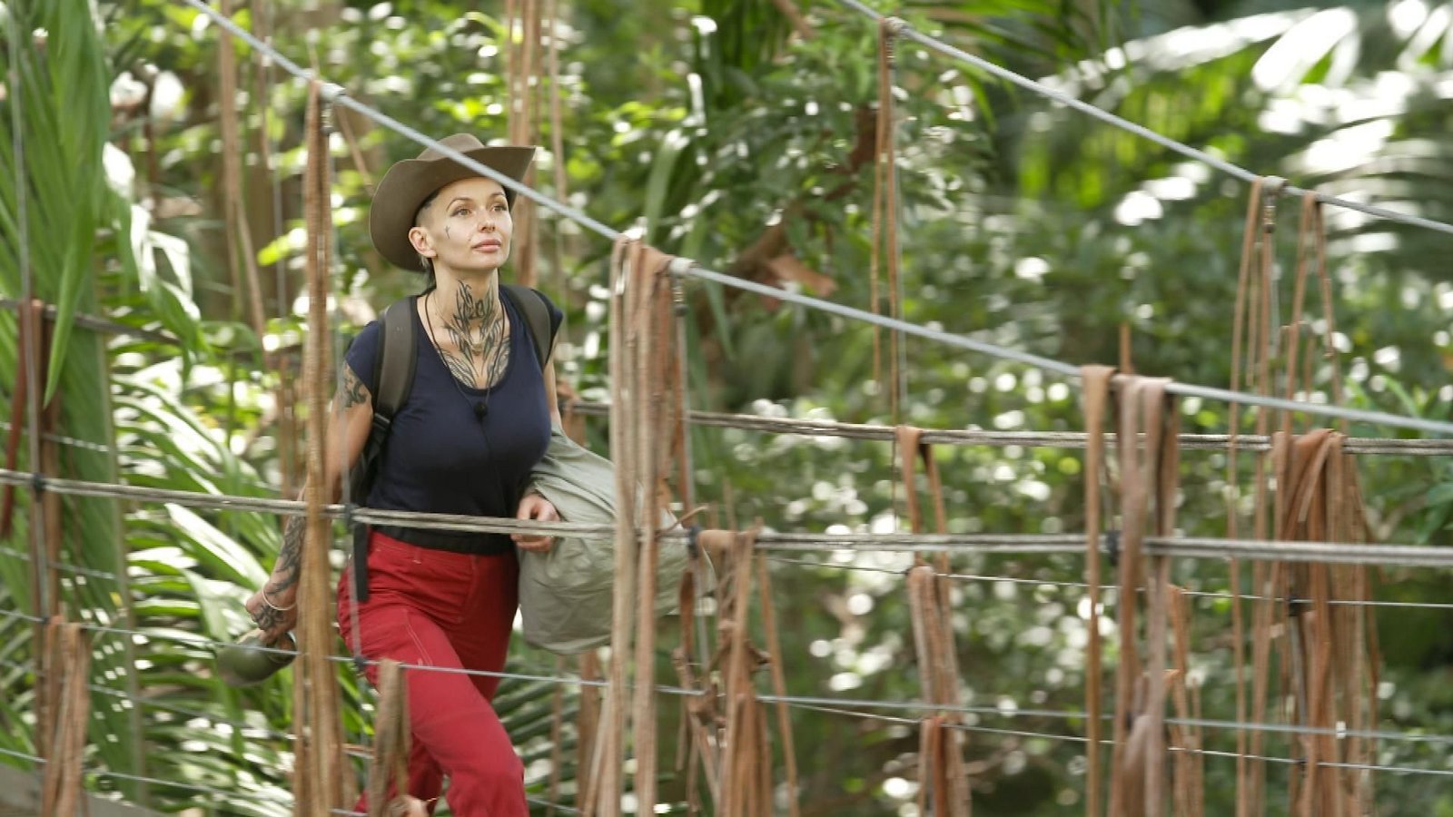 ...und Edith verlassen das Camp vor dem Finale.Foto: RTL/Folge 18_017 ...und Edith verlassen das Camp vor dem Finale.Foto: RTL/Folge 18_017