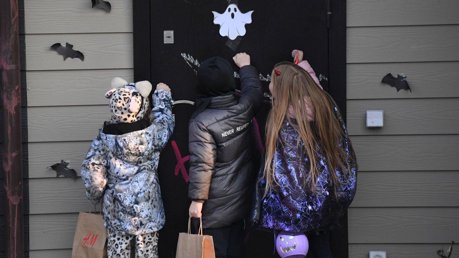 Die Mutter war am Halloweenabend mit ihren vier Kindern im Stadtteil Hassee von Haus zu Haus gezogen. (Symbolbild)Foto: imago images/SNA/Vitaliy Ankov via www.imago-images.de