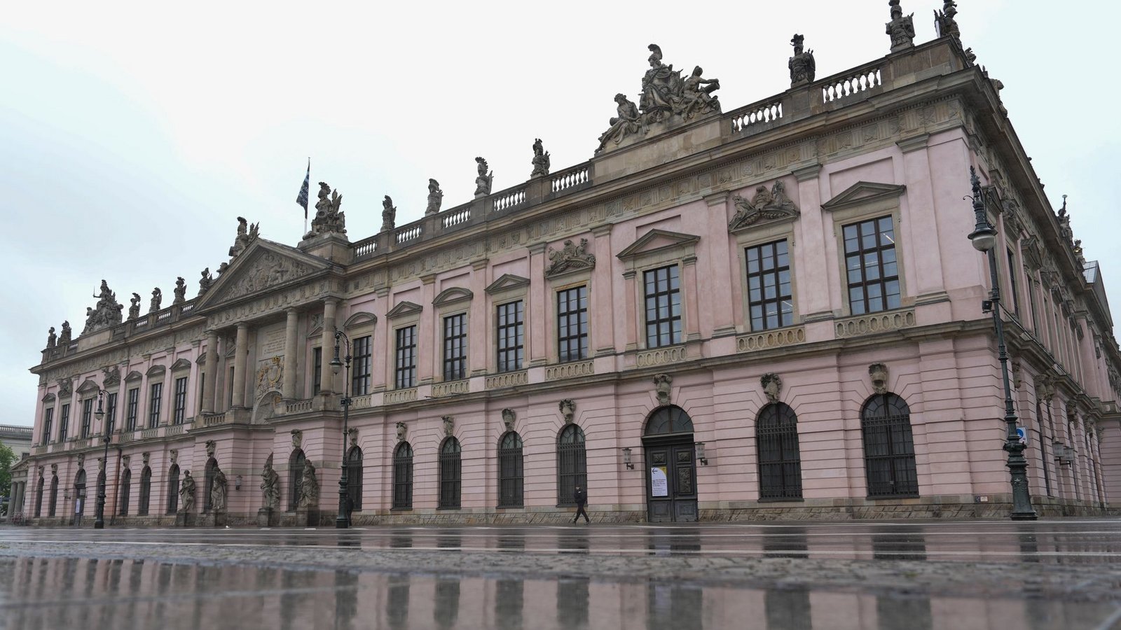 Das historische Zeughaus ist seit Langem geschlossen.Foto: Sven Kaeuler/dpa