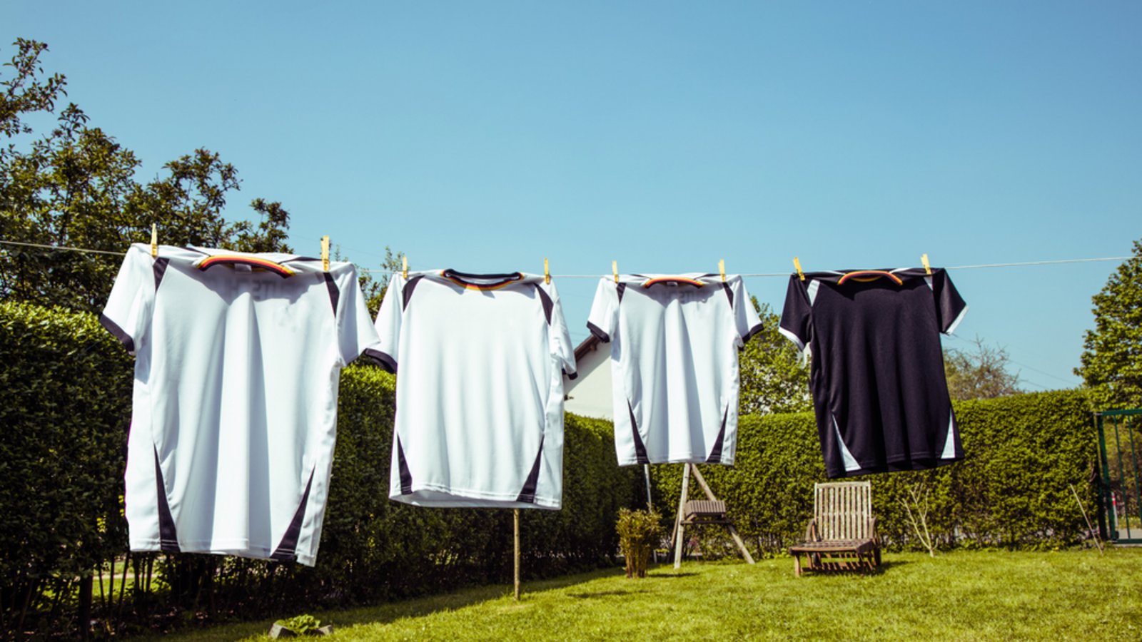 Zum Trocknen hängt man die Trikots besser auf.Foto: KarepaStock / shutterstock.com Zum Trocknen hängt man die Trikots besser auf.Foto: KarepaStock / shutterstock.com