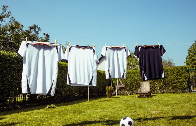 Zum Trocknen hängt man die Trikots besser auf.<span class='image-autor'>Foto: KarepaStock / shutterstock.com</span>