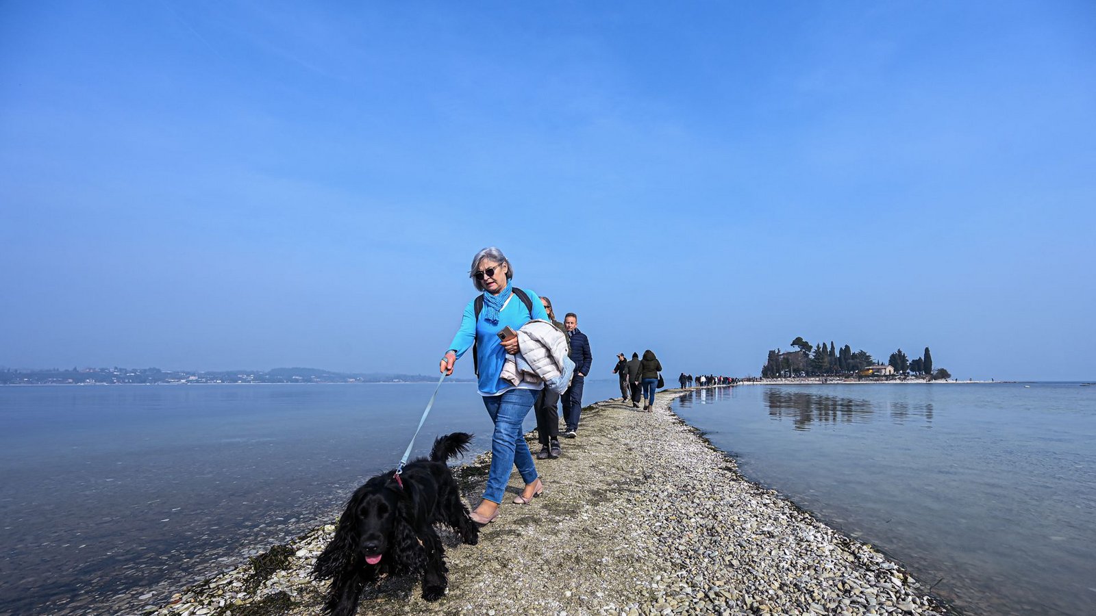 Zu Fuß zur Insel San Biagio: Am Gardasee ist der Wasserspiegel im Februar extrem tief gesunken.Foto: AFP/Piero Cruciatti Zu Fuß zur Insel San Biagio: Am Gardasee ist der Wasserspiegel im Februar extrem tief gesunken.Foto: AFP/Piero Cruciatti