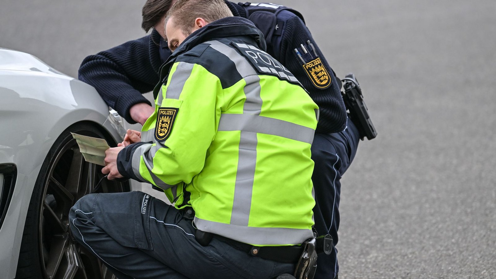 Die Polizei kontrollierte in Freiburg getunte Autos. (Symbolbild)Foto: dpa/Felix Kästle