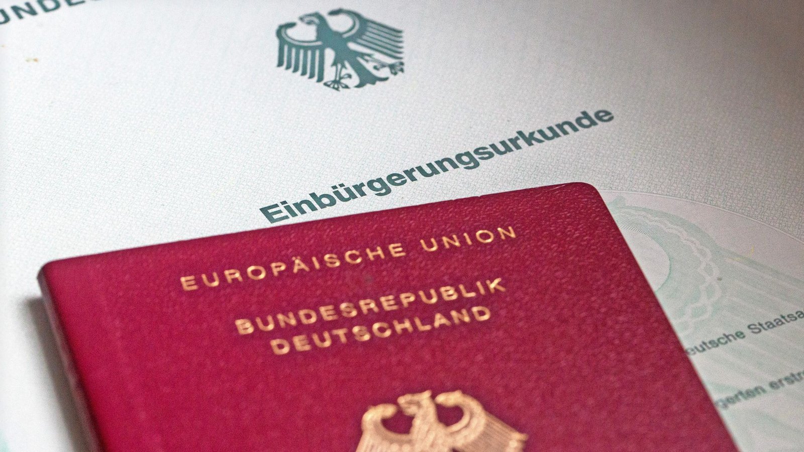 Die Zahl der Einbürgerungen hat im vergangenen Jahr einen Höchststand erreicht.Foto: Fernando Gutierrez-Juarez/dpa