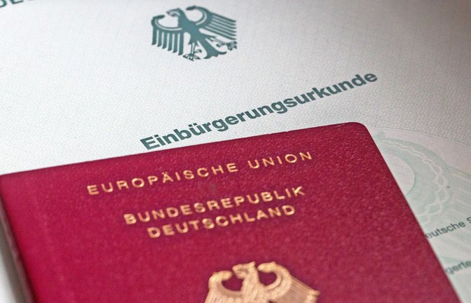 Die Zahl der Einbürgerungen hat im vergangenen Jahr einen Höchststand erreicht.<span class='image-autor'>Foto: Fernando Gutierrez-Juarez/dpa</span>