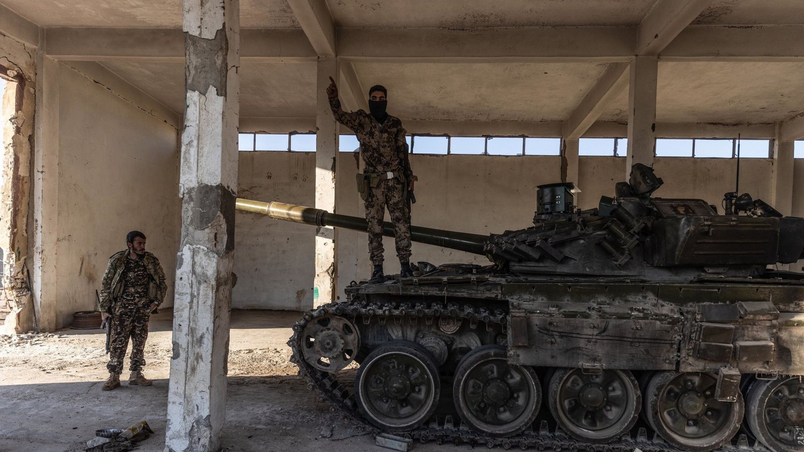 Bewaffnete syrische Oppositionskämpfer kontrollieren die Stadt Maarat al-Numan.Foto: dpa/Anas Alkharboutli Bewaffnete syrische Oppositionskämpfer kontrollieren die Stadt Maarat al-Numan.Foto: dpa/Anas Alkharboutli