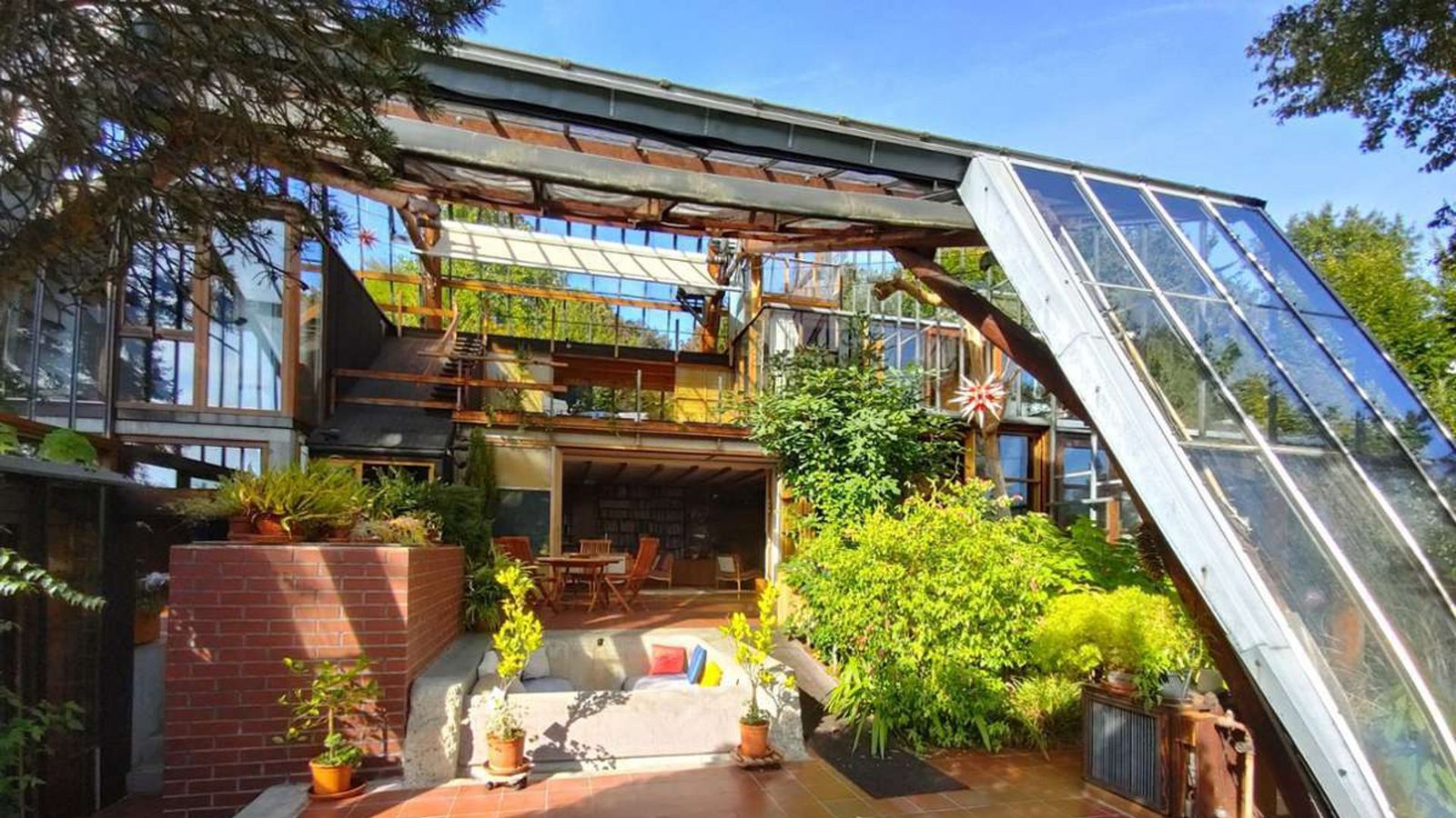 So wird das Haus zum oben offenen Sommerhaus. Die Glashülle ist wie ein 5,5 Meter breites Tor, das mithilfe eines Elektromotors hochfahrbar ist.Foto: Christine Otto-Kanstinger So wird das Haus zum oben offenen Sommerhaus. Die Glashülle ist wie ein 5,5 Meter breites Tor, das mithilfe eines Elektromotors hochfahrbar ist.Foto: Christine Otto-Kanstinger